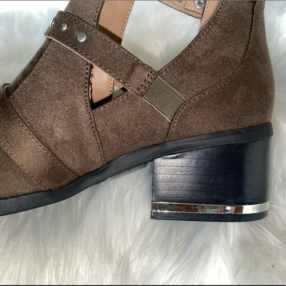 🔥 Brand New Ankle Block Heel Booties w/ Studs NWOT🔥 - Picture 5 of 6